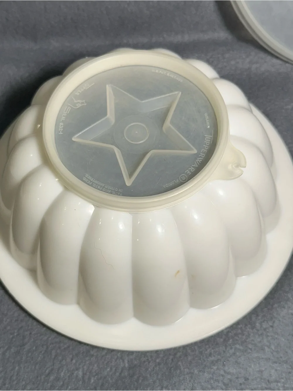 Tupperware White Silicone Jello Mold and Lids Set - White